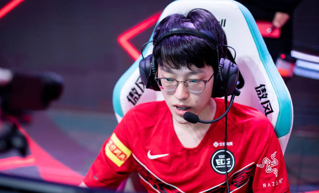 爱游戏体育平台Scout回归赛场，精彩发挥首场状态亮眼，巴塞罗那观众沸腾！(lng中单scout)